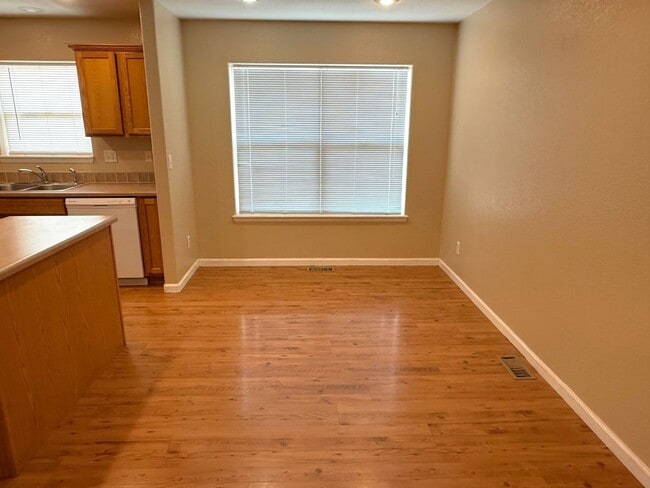 Building Photo - 3 bedroom, 2 bath home with double garage