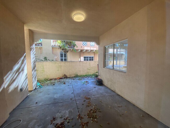 Foto del edificio - Walking Distance to Girsh Park - 3+2.5 COND - 2 CAR GARAGE - Pool - Hot Tub