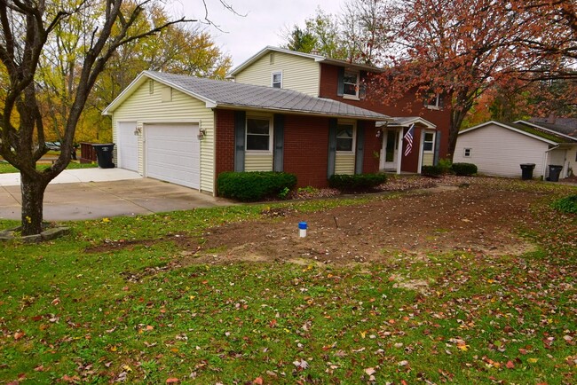 Building Photo - Updated 3 bedroom, 2.5 bath South bend IN ...