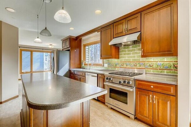 Foto del edificio - 13595 Essex Ct, Eden Prairie, MN, 55347