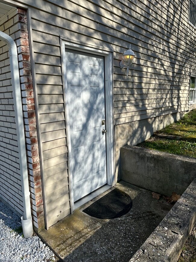 Private Entrance - 730 Meadow Rd