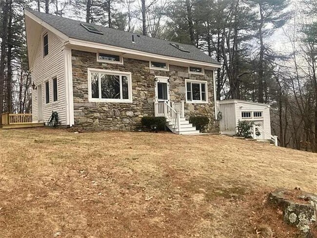 Building Photo - Newly renovated beam home