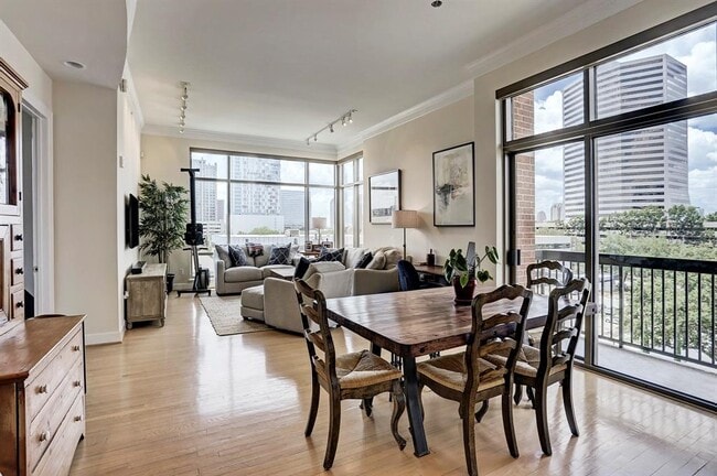 Foto del edificio - 2211 Briarglen Dr