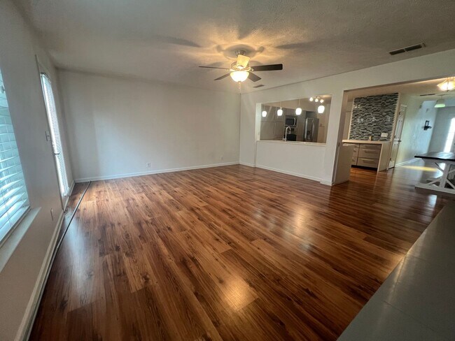 Foto del edificio - CONVIENT... TOWNHOME 2 BEDROOM 2.5 BATH
