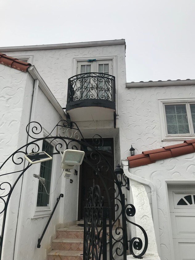 Primary Photo - 1306 Portola Dr