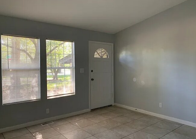 Building Photo - Coming soon 6/26/26- Well maintained 3 bedroom/1 bathroom in a lovely established neighborhood..