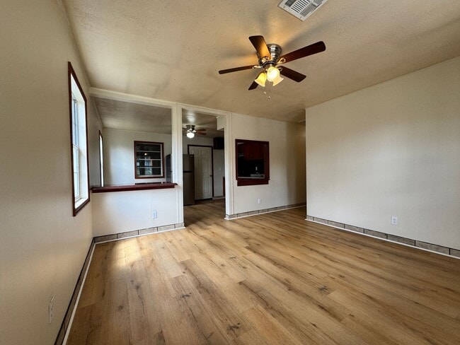 Building Photo - 3 Bedroom 2 Bathroom Home in SW Oklahoma C...