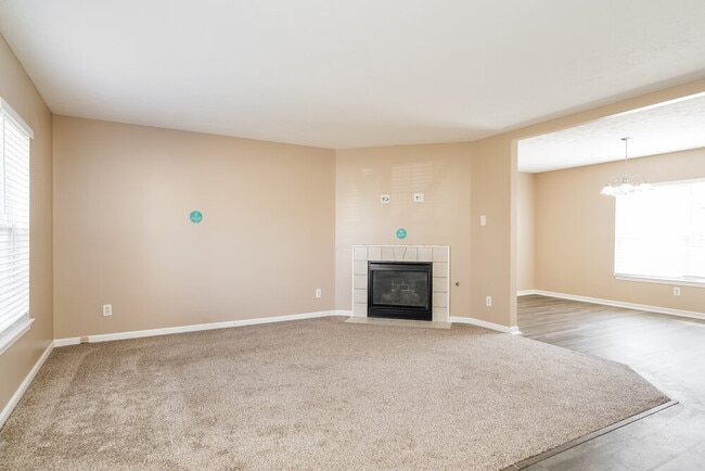 Building Photo - 748 Tulip Ln