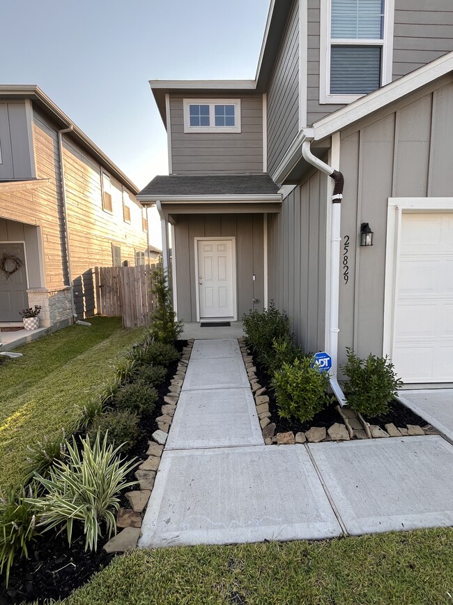 Front walkway - 25829 Hedgerow Dr