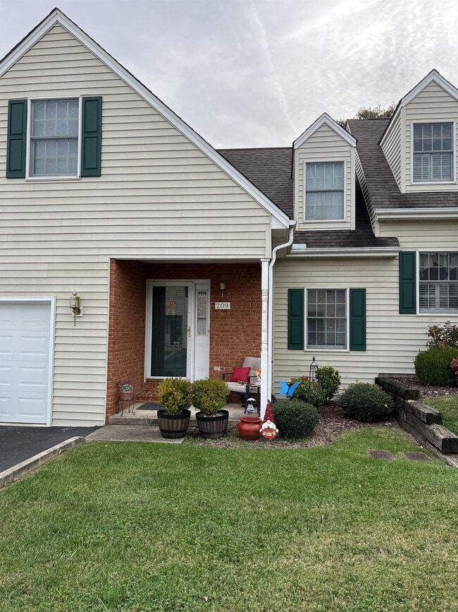Building Photo - 209 Radford Dr