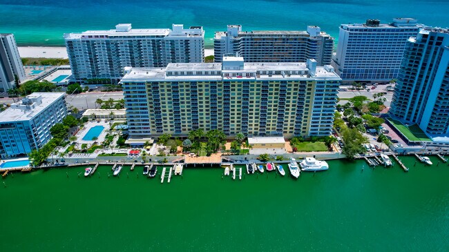 Foto del edificio - 5600 Collins Ave