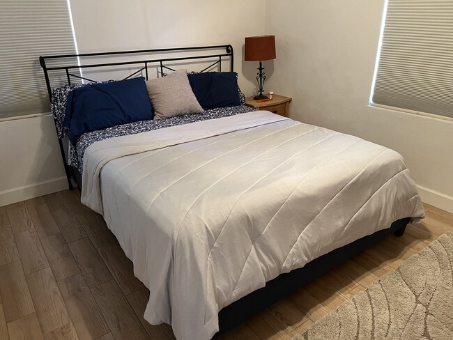 Large front bedroom - 2844 E Edison St