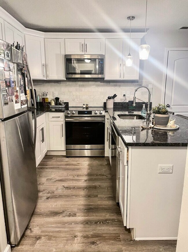 Foto del edificio - 1 Bed Condo w/ Laundry and Parking