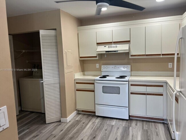 Foto del edificio - 3655 NW 94th Ave