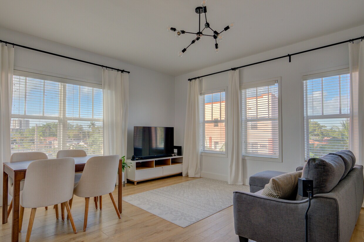 Living room - 411 SW 29th Ct