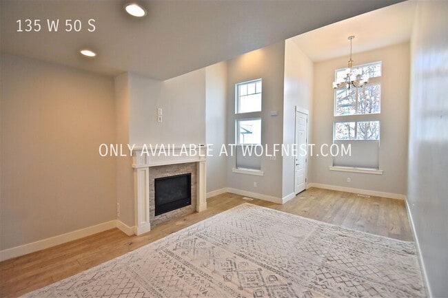 Building Photo - Gorgeous 4 Bed Farmington Townhome! No Dep...