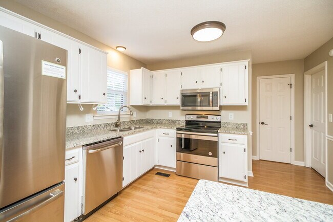 Building Photo - 2814 Meadowhill Dr