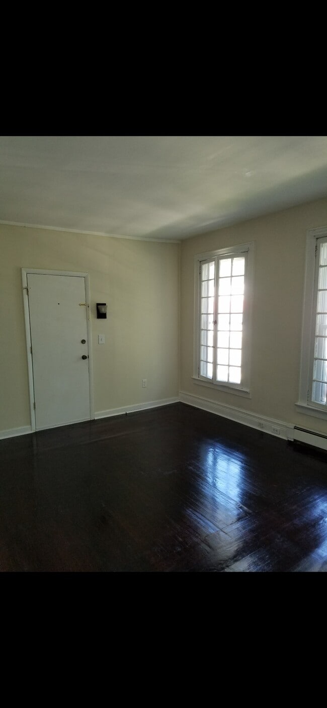 Building Photo - 2 Maple St