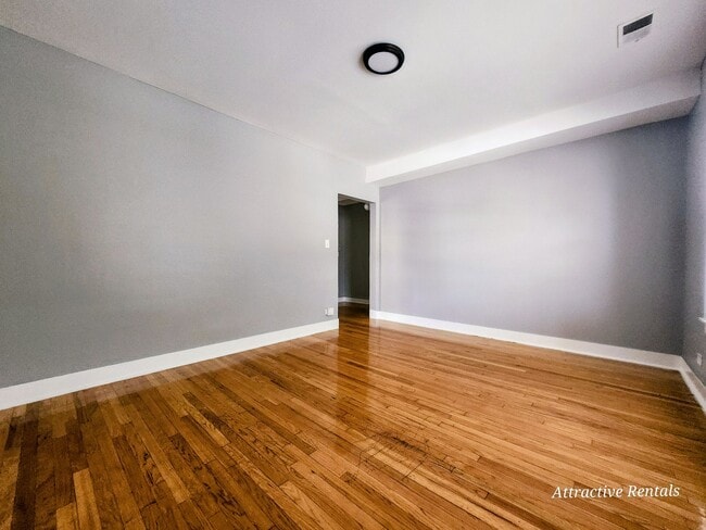 Photo - 1615 W 78th St (Chicago, IL) Apartment
