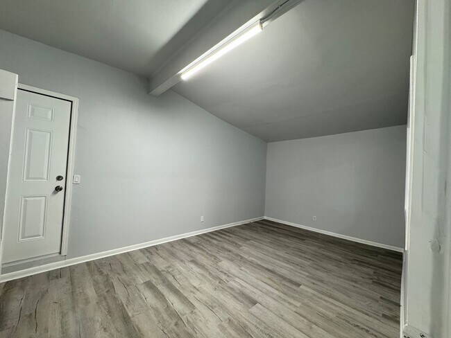 Foto del edificio - Spacious Open 3 Bedroom Home