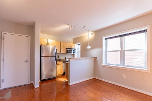 Foto del edificio - Bright One Bedroom Gem in Columbia Heights!