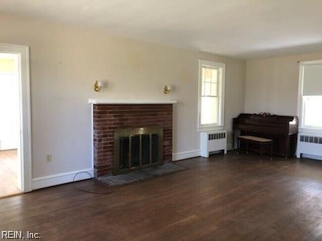 Building Photo - 4 BED 2.5BA SINGLE FAMILY HOME
