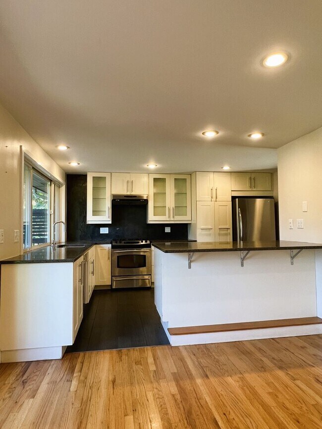 Foto del edificio - **New Price & Move-in Special!!** Charming...