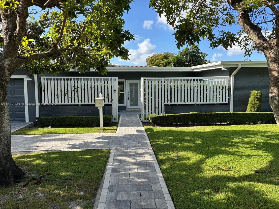 Foto principal - 1951 NE 185th Terrace