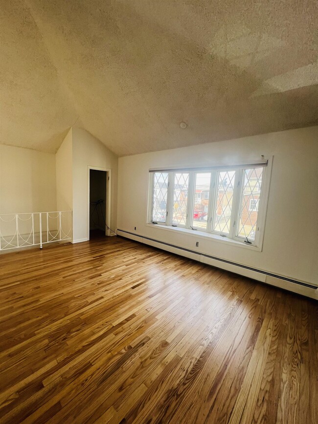 Building Photo - 720 8th St