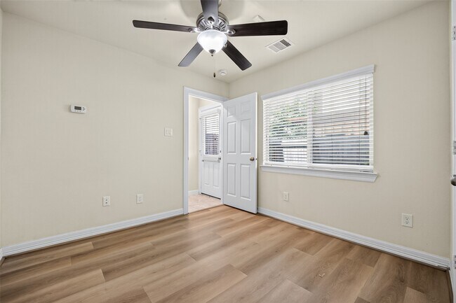 Building Photo - 2707 Shadybrook Meadow Dr