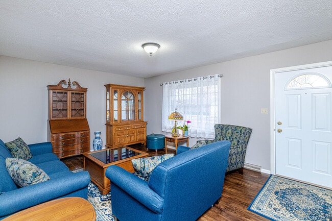Building Photo - 2212 Rose Dr