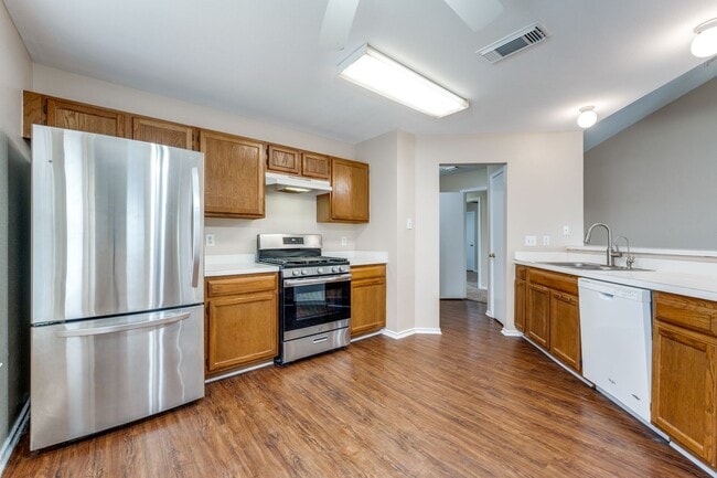 Building Photo - 3 Bedroom/2 Bathroom Parkside Subdivision