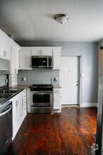 Building Photo - 1121 W Maple St