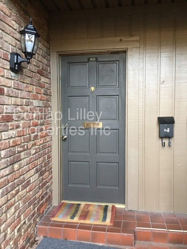 Foto del edificio - 1401 Oak Tree Dr
