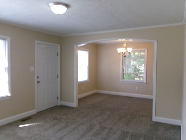 Building Photo - 3 bedroom, 1 bath home conveniently locate...