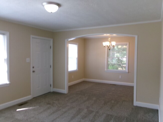 Foto del edificio - 3 bedroom, 1 bath home conveniently locate...