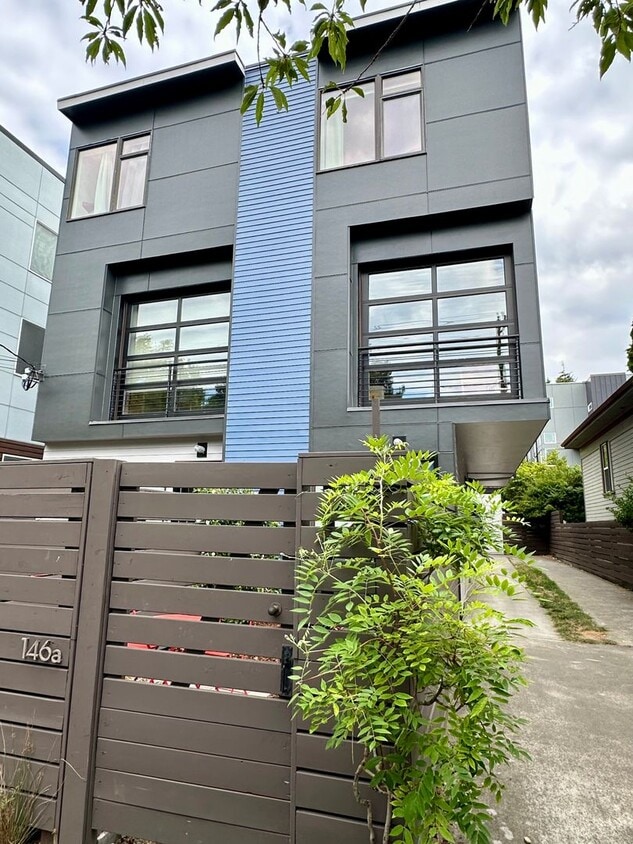 Primary Photo - Capitol Hill Townhouse
