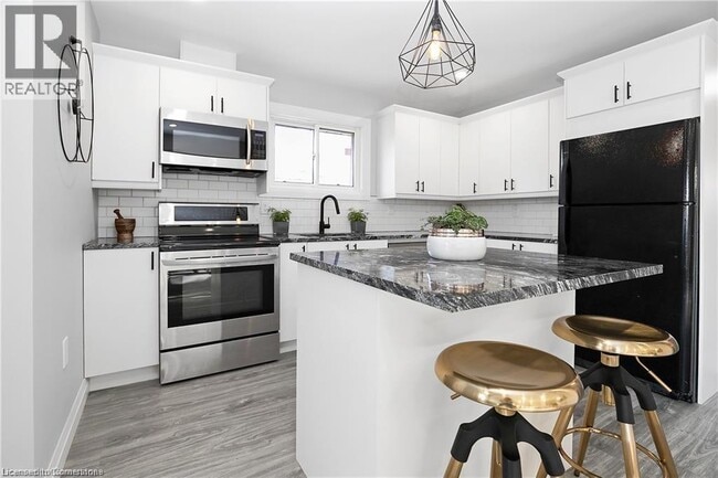 Building Photo - 254 W 31st St