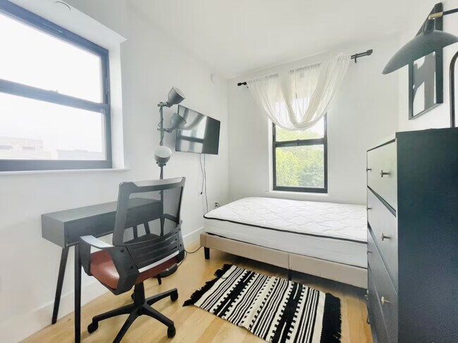 Foto del edificio - Furnished room/NOT APARTMENT