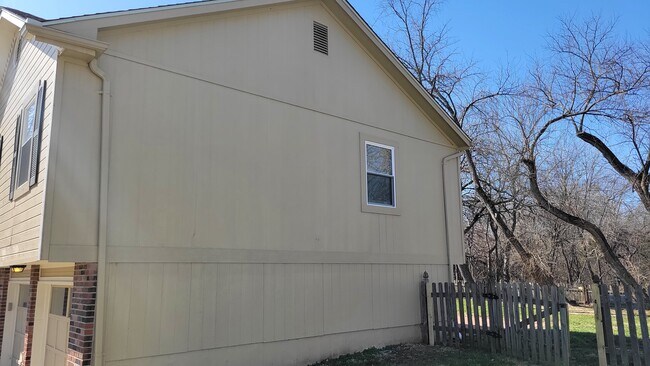 Building Photo - 916 NE Bristol Dr