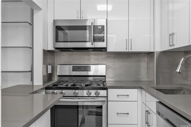 Building Photo - 125 Queens Blvd