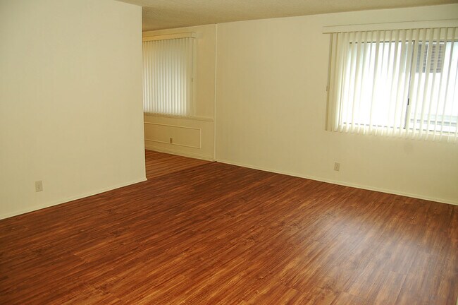 living room - 3 - 226 N Cedar St