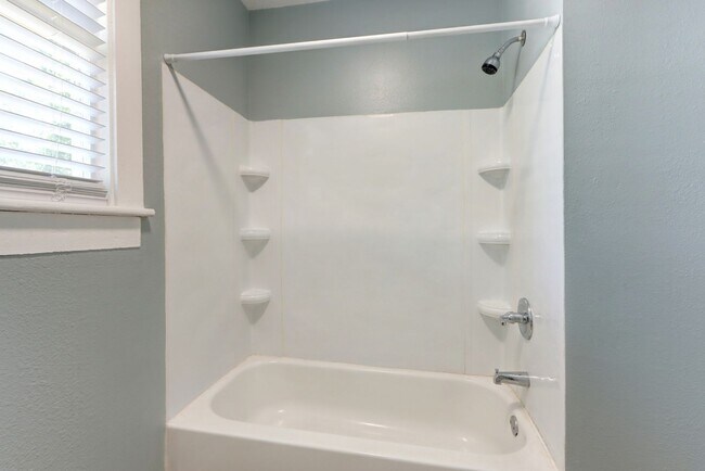 Foto del edificio - Four Bedroom - Two Bathroom - Single Famil...