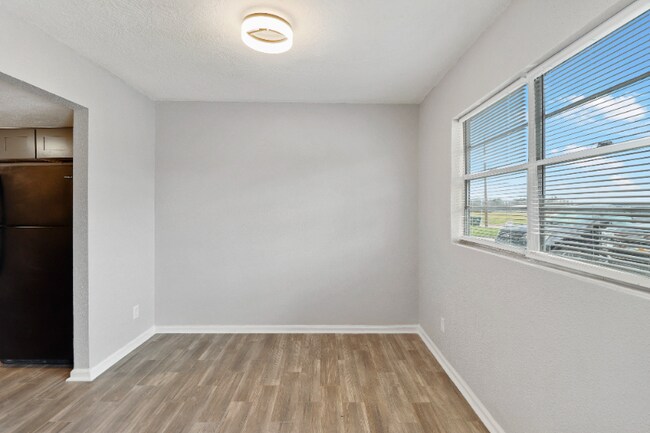 Building Photo - 1045 Deesport St