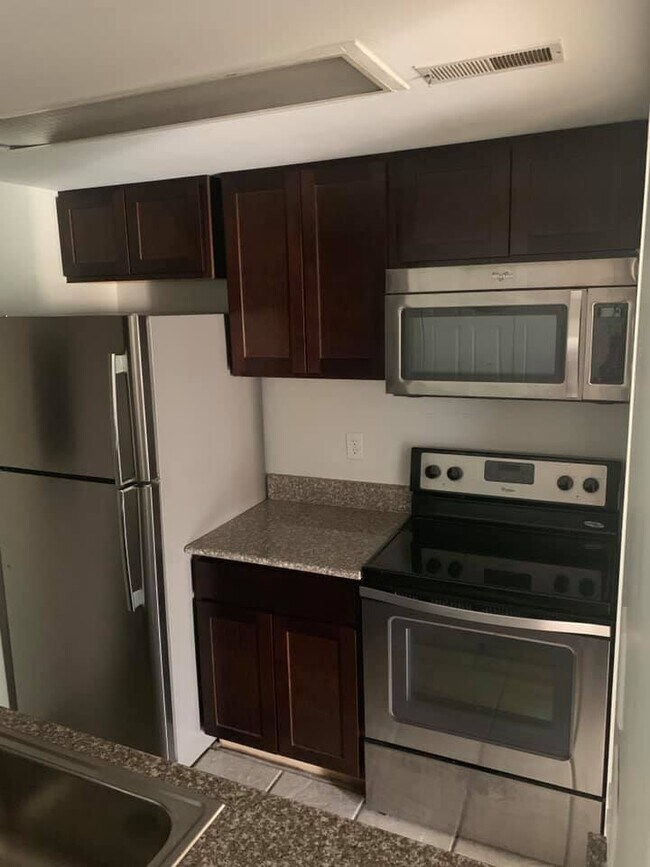 Foto del edificio - 1472 W Chateau Vert St