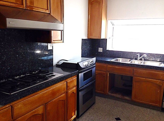  - 1231-1235 N Vista St