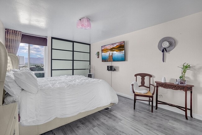 Building Photo - 4295 Vía Arbolada