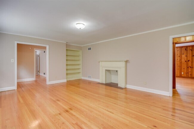 Building Photo - 3007 Lake Forest Dr