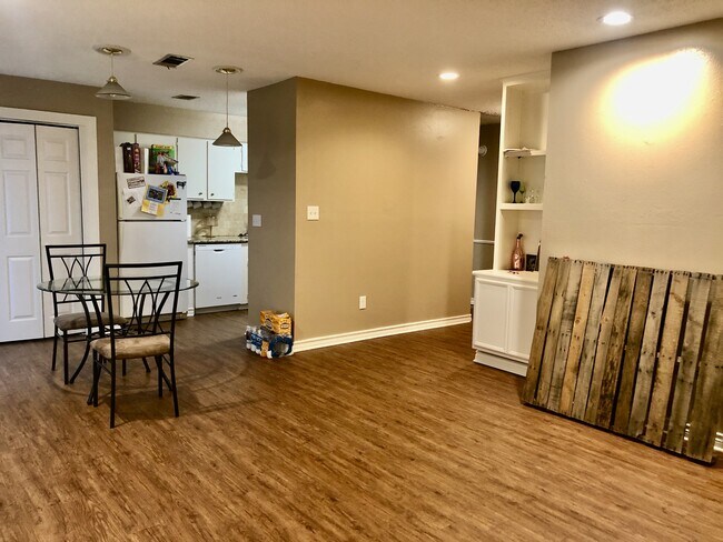 Foto del edificio - 1606 Lemon Tree Ln