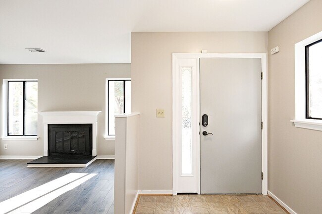 Foto del edificio - Move-in Ready Stonehenge Townhome - Cats Are Welcome!